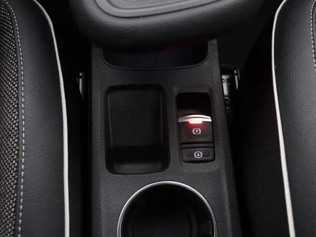Renault Captur 1.6 E-Tech Plug-in Hybrid 160PK Intens | NAVI GROOT | CAMERA | STOELVERWARMING