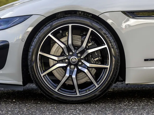 Jaguar F-TYPE P575 AWD R 75