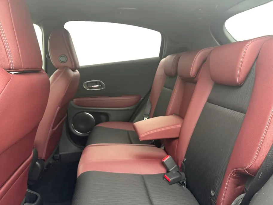 Honda HR-V 1.5 i-VTEC Elegance | Automaat | Trekhaak | Achteruitrijcamera | Stoelverwarming | Led koplampen | Dealer onderhouden |