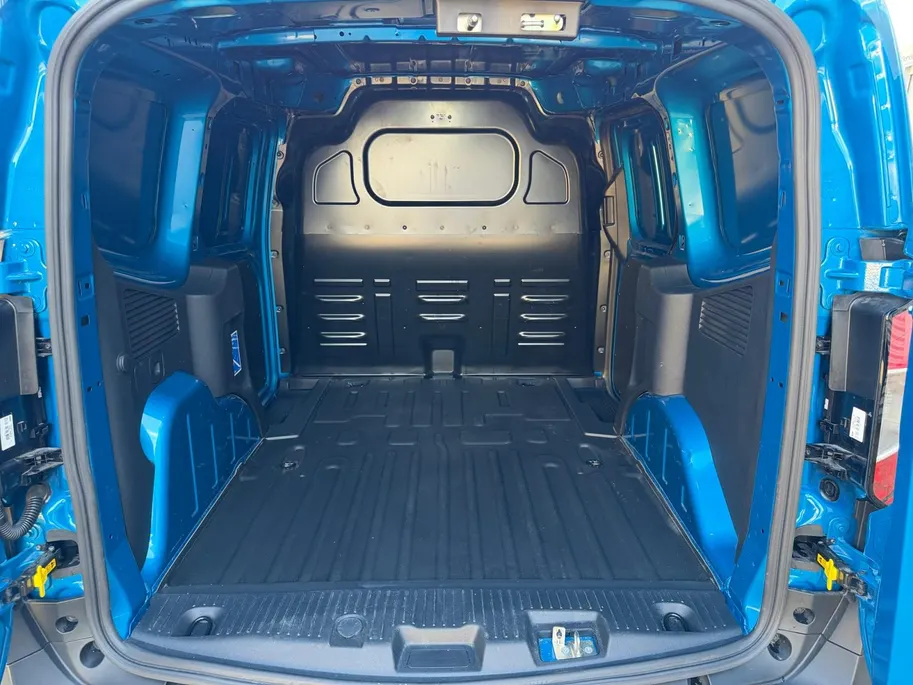 Ford E-Transit Cour. Limited 44 kWh | 1e eigenaar | Automaat | Trekhaak | Adapt. Cruise control | BLIS | Winter pack | Parkeersensoren voor en achter | Achteruitrijcamera | Navigatie | Apple carplay & Android auto | Fabrieksgarantie |