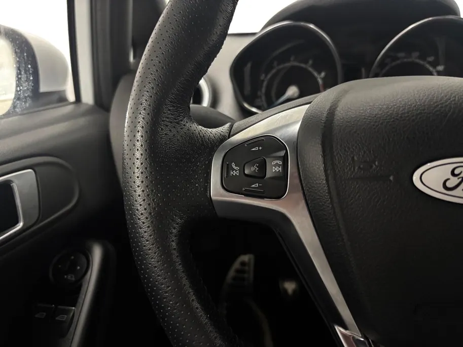Ford Fiesta 1.0 EcoBoost ST Line NAVI AIRCO CRUISE CONTROLE LM VELGEN SPORTPAKKET ZEER DIKKE FIESTA VOLLEDIG ONDERHOUDEN VAN EEN LIEFHEBBER GEWEEST
