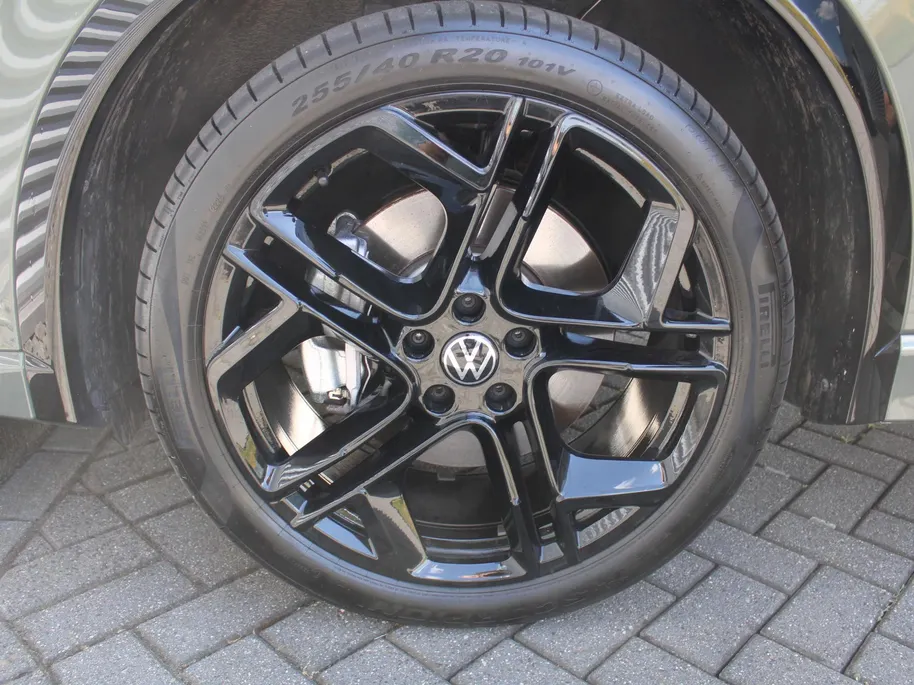 Volkswagen Tiguan 1.5 eHybrid R-Line Edition | Elek. trekhaak | Schuifdak | Stuur-/stoelverwarming + massage | Camera | 20' LM | HUD | LED | Dodehoek detectie | Nieuwstaat | BTW auto |
