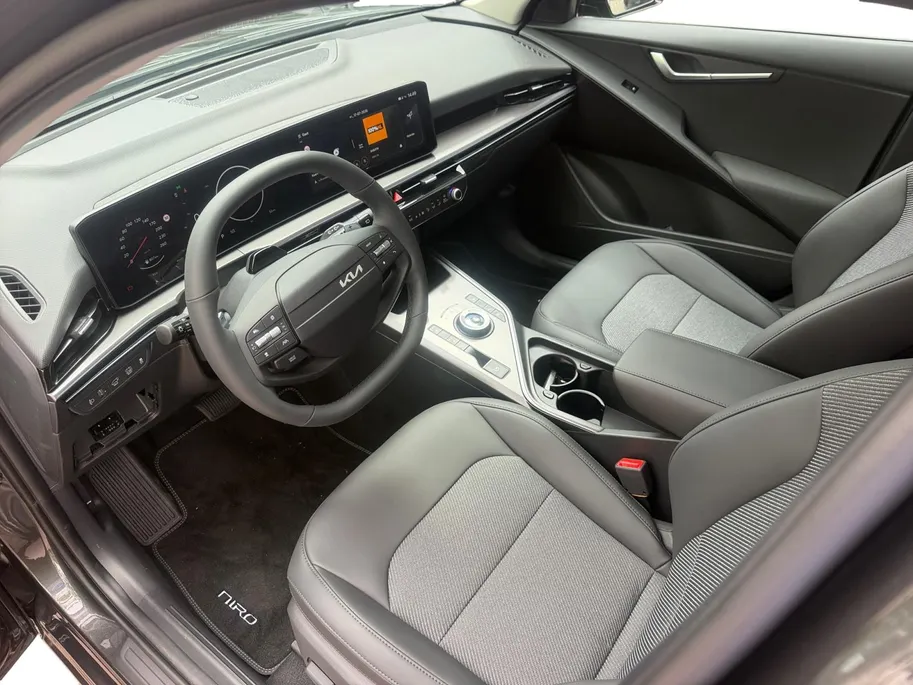 Kia Niro 1.6 GDi Hybrid DynamicPlusLine NIEUW MODEL! OPEN DAK | ELEKTRISCHE STOELEN | STOEL EN STUURVERWARMING | RESTERENDE FABRIEKSGARANTIE TM 2036