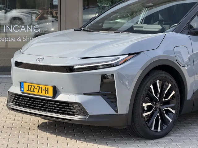 Toyota C-HR+ First Edition 77 kWh | Bi-Tone | 20'| Stoel&Stuurverw | Camera