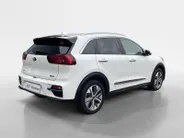 Kia e-Niro ExecutiveLine 64 kWh | SOH 100% | Warmtepomp | Navigatie | Adaptive cruise control | Climate control | Apple Carplay & Android Auto | Achteruitrijcamera | Stoel- stuurverwarming |