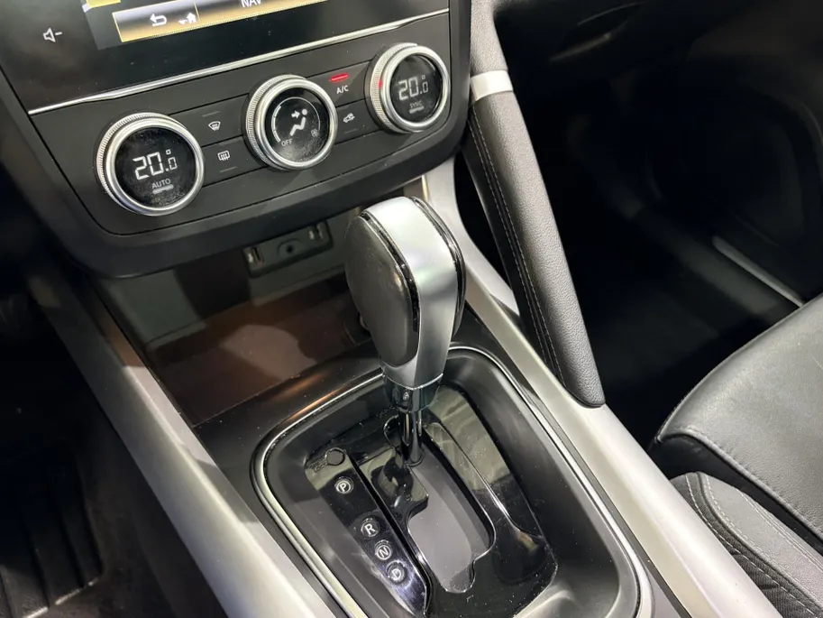 Renault Kadjar 140PK TCe Intens Automaat | Trekhaak (1500 KG) | Panoramadak | 19' Lichtmetalen Velgen | Stoelverwarming | Navi | Camera | Climate Control | Adaptieve Cruise Control | Leder |