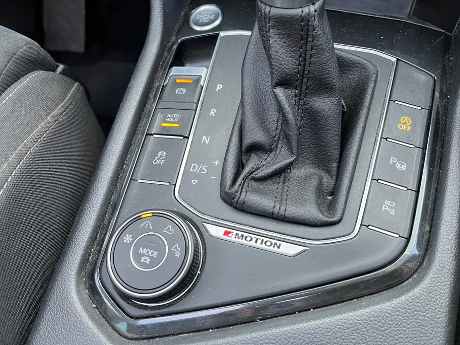 Volkswagen Tiguan 2.0 TSi DSG-aut. 4Motion Highline R-Line NL Auto | 11-2017 | Pano dak | Trekhaak | 20' | Stoelverwarming | Etc.