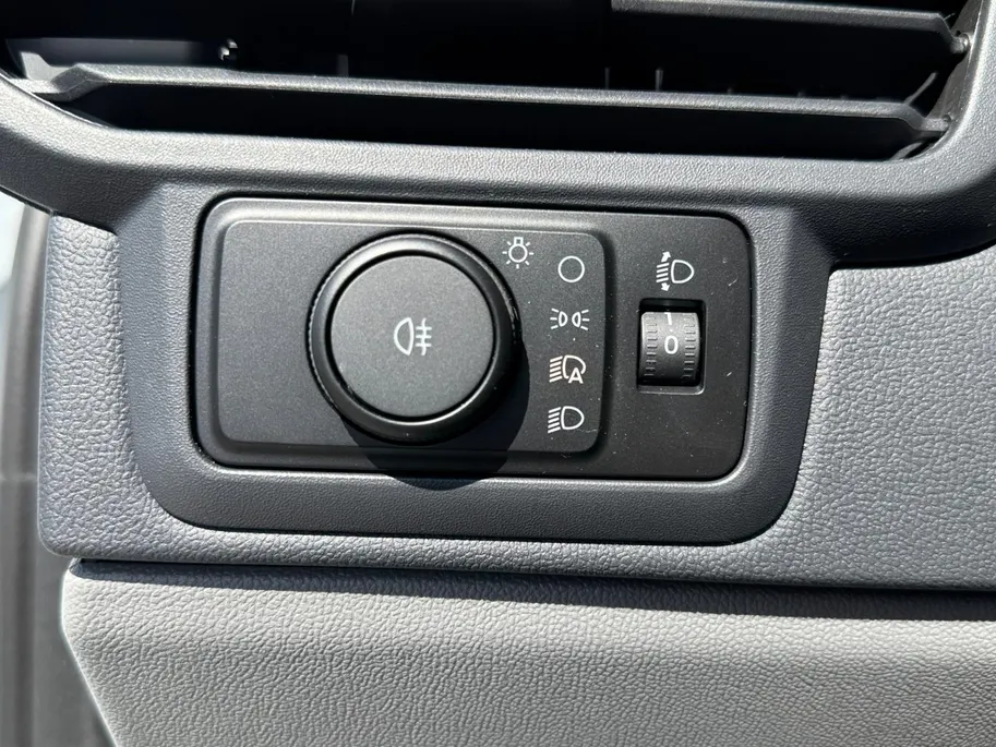 Ford E-Transit Custom 320 L1H1 Trend 71 kWh | Uit Voorraad Leverbaar | 344km WLTP Rijbereik | Achteruitrijcamera | Cruise Control | Parkeersensoren voor en achter | Verwarmbare Stoel en bijrijdersbank | Voorruitverwarming | Apple Carplay & Android Auto