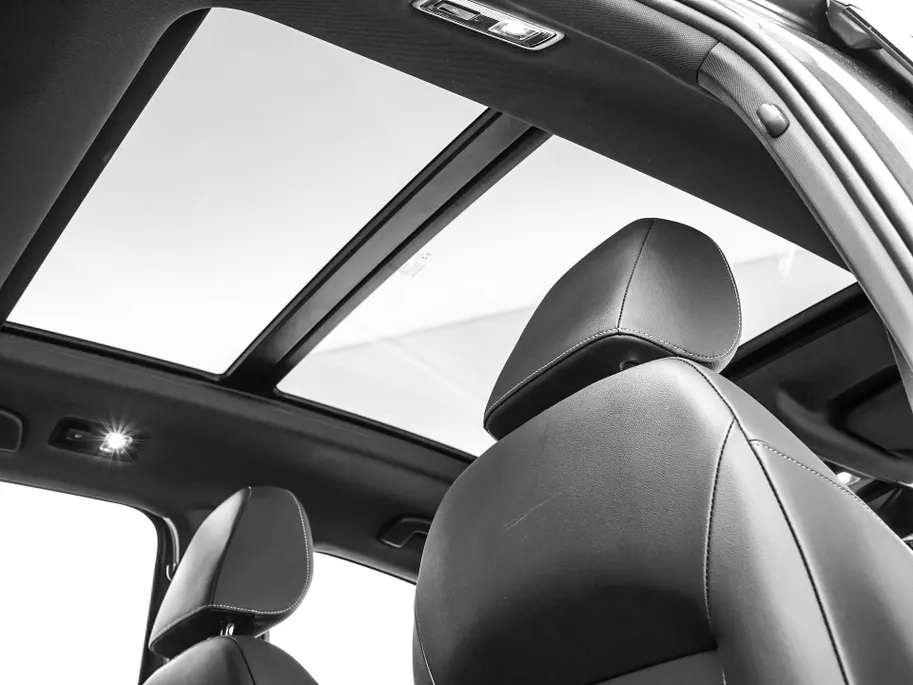 Volkswagen T-Roc 1.5TSI/150PK R-Line Business+ · Panoramadak · Trekhaak · Camera · Apple/Android Car Play · Navigatie · Stoelverwarming · Garantie t/m 09-10-2027 of 100000km.