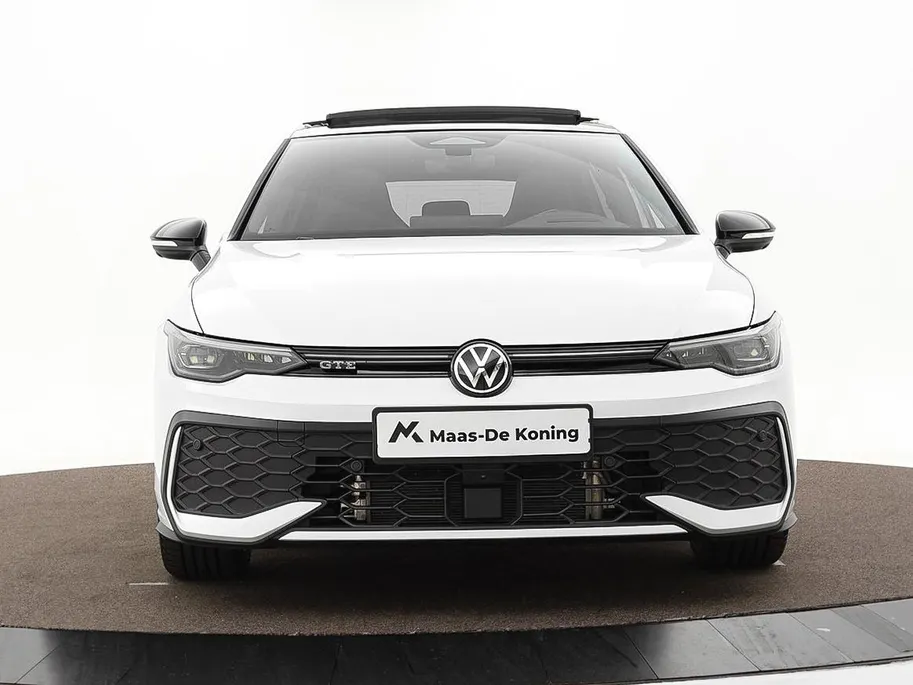 Volkswagen Golf 1.5 eHybrid 272pk DSG GTE · Panoramadak · 360 Camera · Head-Up Display · Matrix LED · Optiekpakket Zwart · Dodehoeksensor · Garantie t/m 10-11-2030 of 100.000km