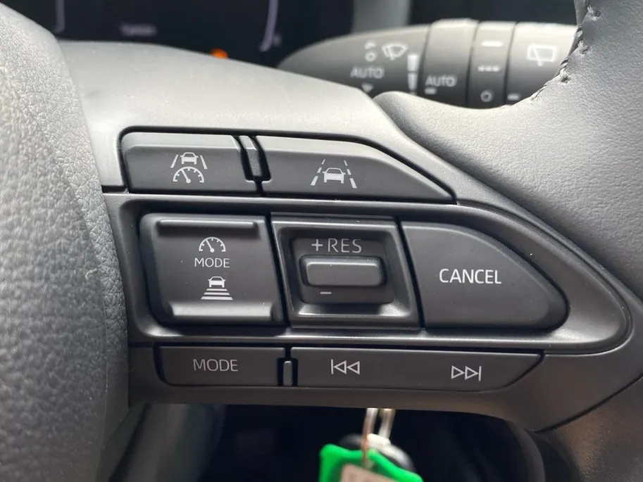 Toyota Yaris 1.5 Hybrid 115 automaat Comfort NIEUW | Digitaal cockpit | Full LED koplampen | 16' lm velgen | cruise control | etc.