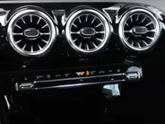 Mercedes-Benz A-Klasse 250 e AMG Line | HUD | Multispaak | LED | Navigatie | Camera | Automaat