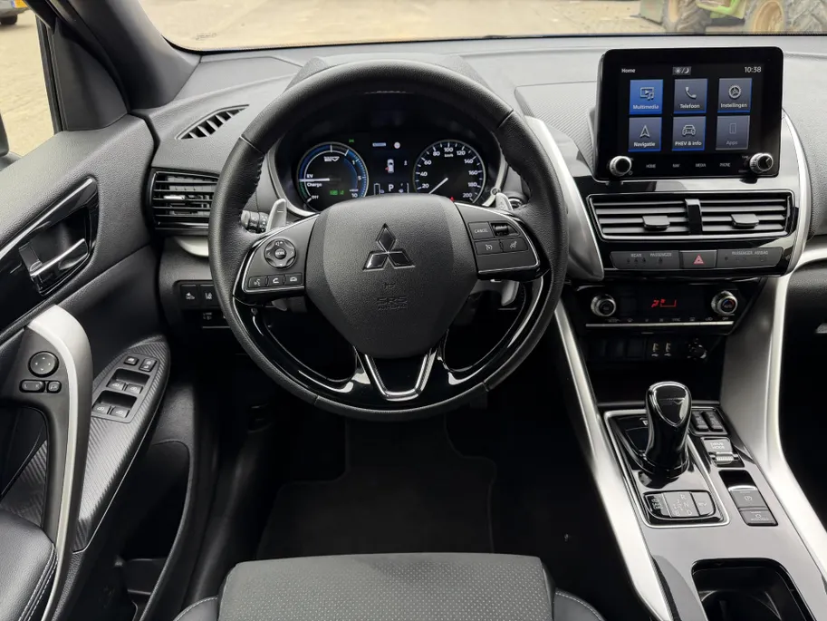 Mitsubishi Eclipse Cross 2.4 PHEV Intense+ | Stoel- en stuurverwarming | Elektrisch verstelbare stoelen | Trekhaak | Achteruitrijcamera | Parkeersensoren voor- en achter | Navi | Climate Control