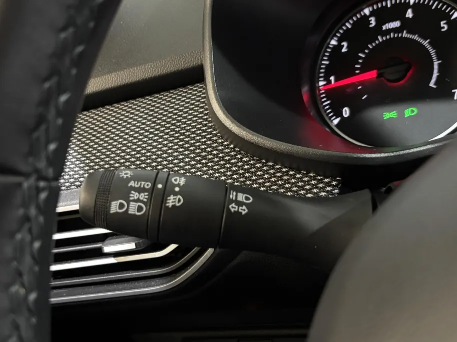 Dacia Sandero 90PK TCe Journey | Camera | Armsteun | Climate Control | Parkeersensoren | Apple CarPlay/Android Auto | Licht & Regen Sensor | Cruise Control | Lichtmetalen Velgen | Full LED |