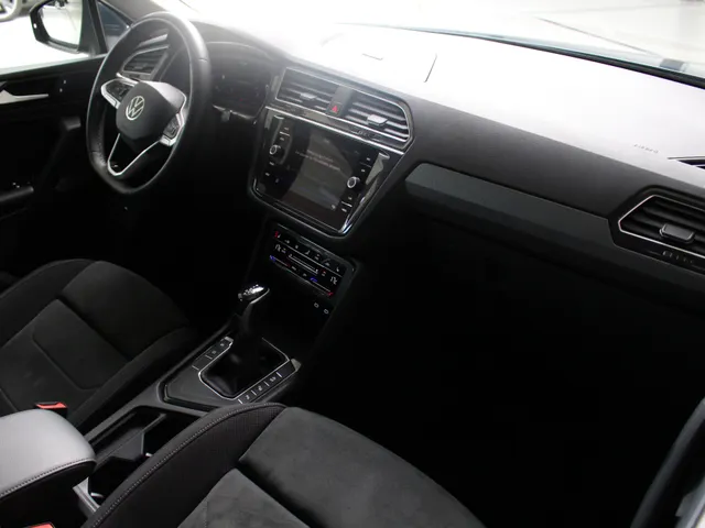 Volkswagen Tiguan 1.5 TSI Elegance Apple Carplay | Parkeercamera | Stoelverwarming | Inklapbare buitenspiegels | Climate Control
