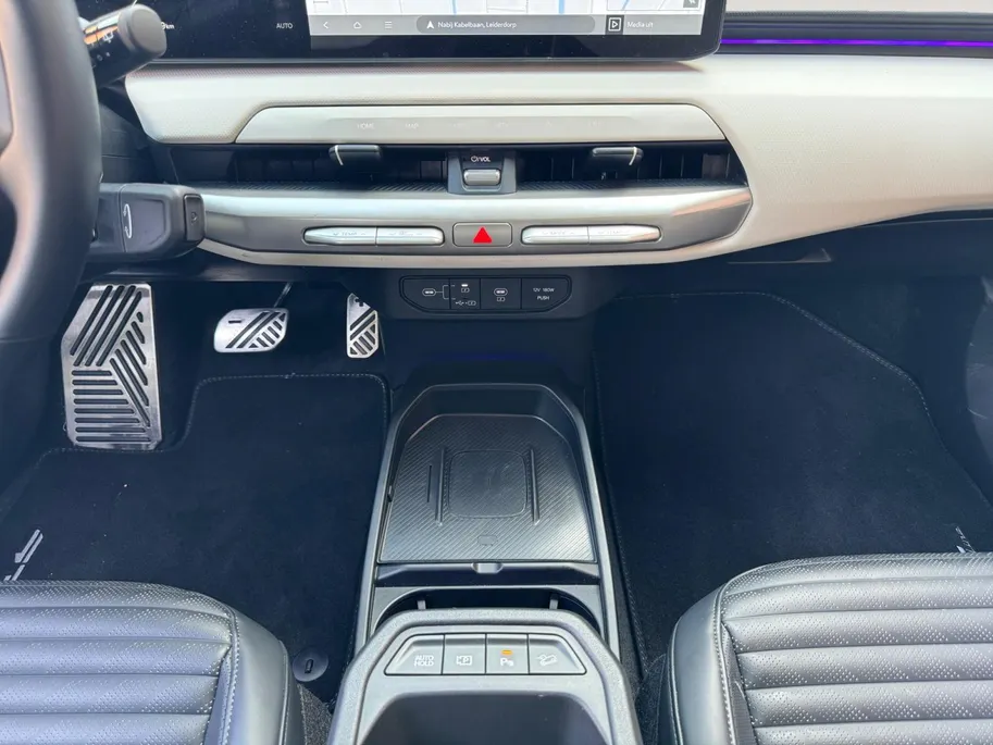 Kia EV4 Hatchback GT-Line Business Edition 81.4 kWh | Direct beschikbaar | Stoel-Stuur verwarming | Draadloos Apple Carplay - Android Auto | GT-Line Exterieur en Interieur Details | Kia Leiderdorp 071 760 06 00