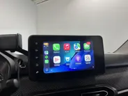 Dacia Sandero 90PK TCe Comfort | Apple CarPlay/Android Auto | Airco | Cruise Control | Full LED | Armsteun | Elektrische Ramen & Spiegels | Licht & Regen Sensor |