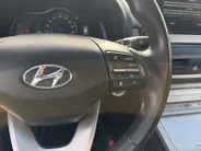 Hyundai Kona EV Fashion 64 kWh 204PK | Warmtepomp | SOH 100 % | Navigatie | Apple Carplay & Android Auto | Adaptive cruise control | Climate control | Head-up display | Parkeersensoren achter | Trekhaak |