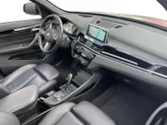 BMW X1 sDrive20i High Executive *Automaat*Navi*Camera*Schuif/kanteldak*Climate Control*Stoelverwarming*Lederen bekleding*LM. Velgen*Zeer nette auto!