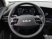 Kia Niro EV Edition Advanced 64.8 kWh | Stuur-/stoelverwarming | Elektr. stoelverstelling | Camera | Cruise adapt. | 17'LM | Clima | 17% bijtelling |
