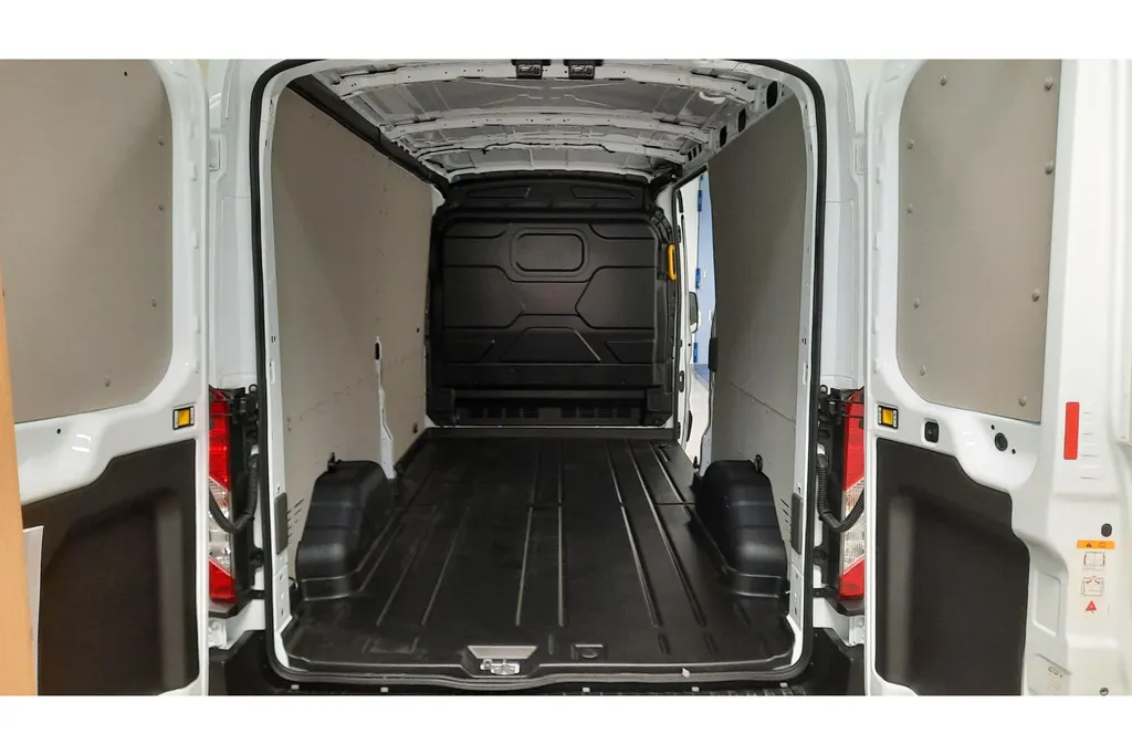 Ford Transit 350 2.0 TDCI L3H2 Trend 130PK Direct leverbaar! Met trekhaak.