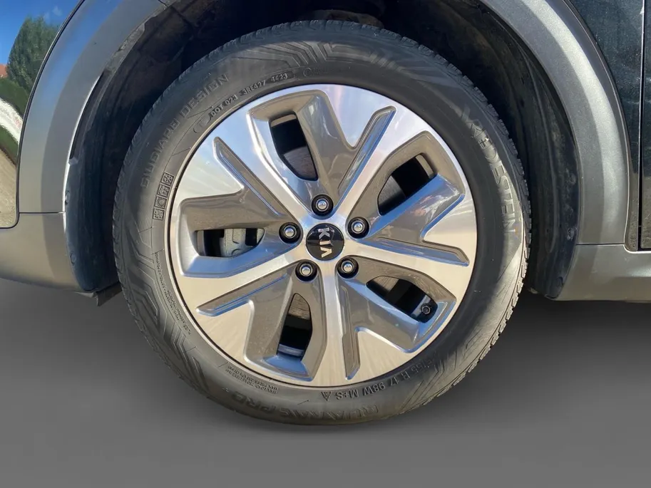 Kia e-Niro DynamicPlusLine 64 kWh Climate control | Stoel,- en stuurverwarming | Parkeercamera | Cruise control | Elek. schuif/kanteldak | 16 inch LM velgen |