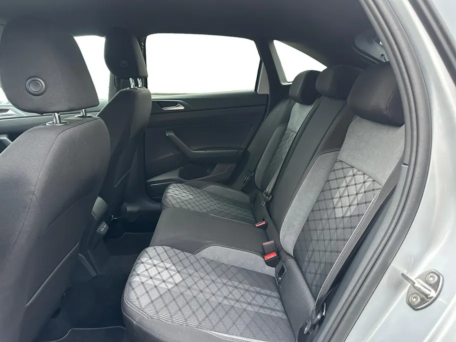 Volkswagen Taigo 1.0 TSI R-Line | Digital Cockpit | Camera | Adaptive Cruise Control | Apple CarPlay & Android Auto | LMV | Climate Control | Parkeersensoren | Verwarmde Spiegels |