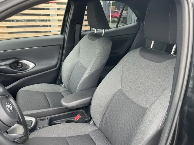 Toyota Yaris Cross 1.5 Hybrid Dynamic | Parkeersensoren V+A | Stuur en Stoelverwarm