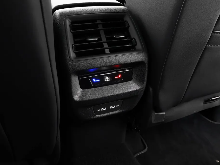 Volkswagen Tayron 1.5 272pk DSG eHybrid R-Line Edition · Panoramadak · 360 Camera · Wegklapbare Trekhaak · Black Style · 20'' Inch · Garantie t/m 17-11-2029 of 100.000km