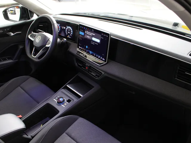 Volkswagen Tiguan 1.5 eTSI Automaat Navigatie | Trekhaak | Stoelverwarming | Lichtmetalen velgen