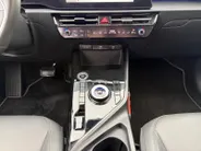 Kia Niro EV DynamicLine 64.8 kWh |*1E EIGENAAR | TREKHAAK | *LAGE KM- STAND | VOLLEDIG DEALER ONDERH. | APPLE CARPLAY/ ANDROID AUTO | CAMERA | NAVI | ADAPT. CRUISE | NETTE AUTO |