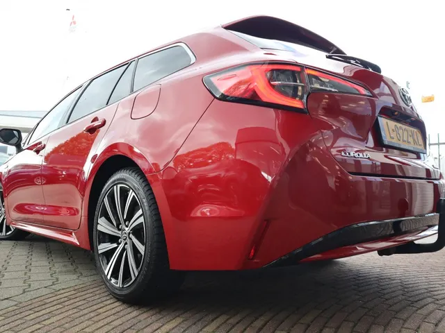 Toyota Corolla Touring Sports 1.8 Hybrid Dynamic Trekhaak | All Seasons | Carplay | Stoelverwarming