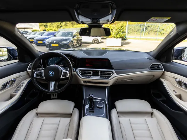 BMW 3 Serie Touring 330e Business Edition Plus M-Pakket  / Pano dak