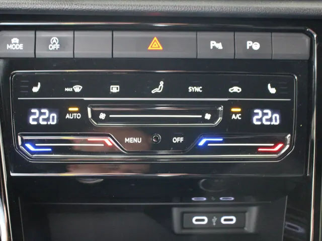 Volkswagen T-Roc 1.5 TSI R-Line DSG Automaat Blackstyle Navigatie | Climate Control | El. Achterklep | Camera | 4-Seizoenen banden