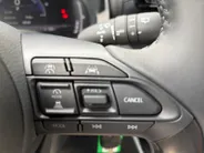 Toyota Yaris 1.5 Hybrid 115 Comfort Apple Carplay/Android Auto , cruise control adaptief en stuurhulp , climate , lm velgen , tel , usb , camera .