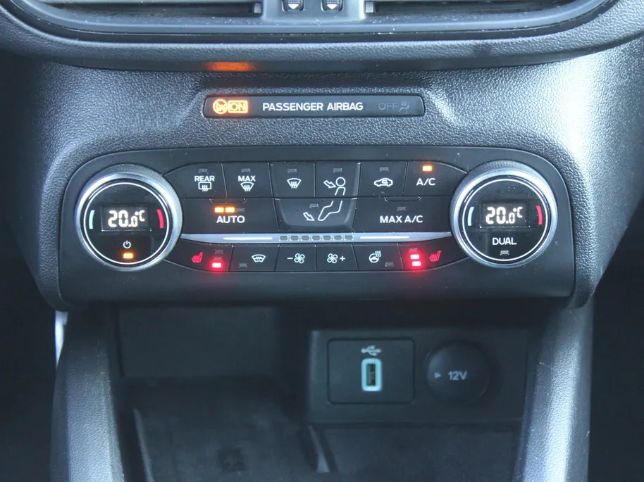 Ford Focus Wagon 1.0 EcoBoost ST Line Business | Stuur-/stoel-/voorruitverwarming | Camera | Clima | Draadloze telefoonlader | 17' LM | Navi |