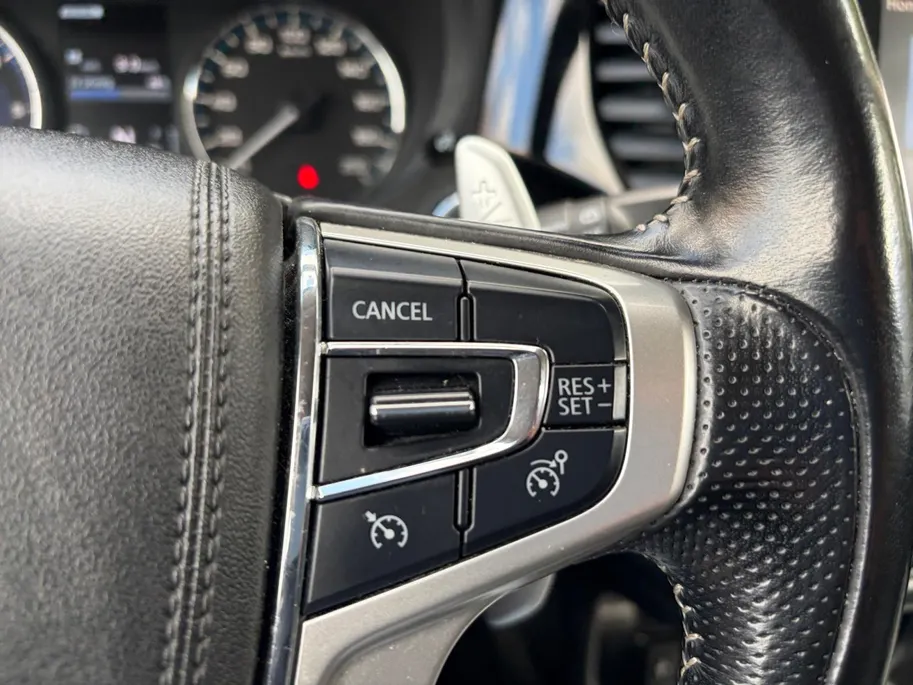 Mitsubishi Outlander 2.4 PHEV Intense Apple Carplay/Android Auto , electronic climate controle , leder , stoelverwarming , lm velgen , cruise , trekhaak .