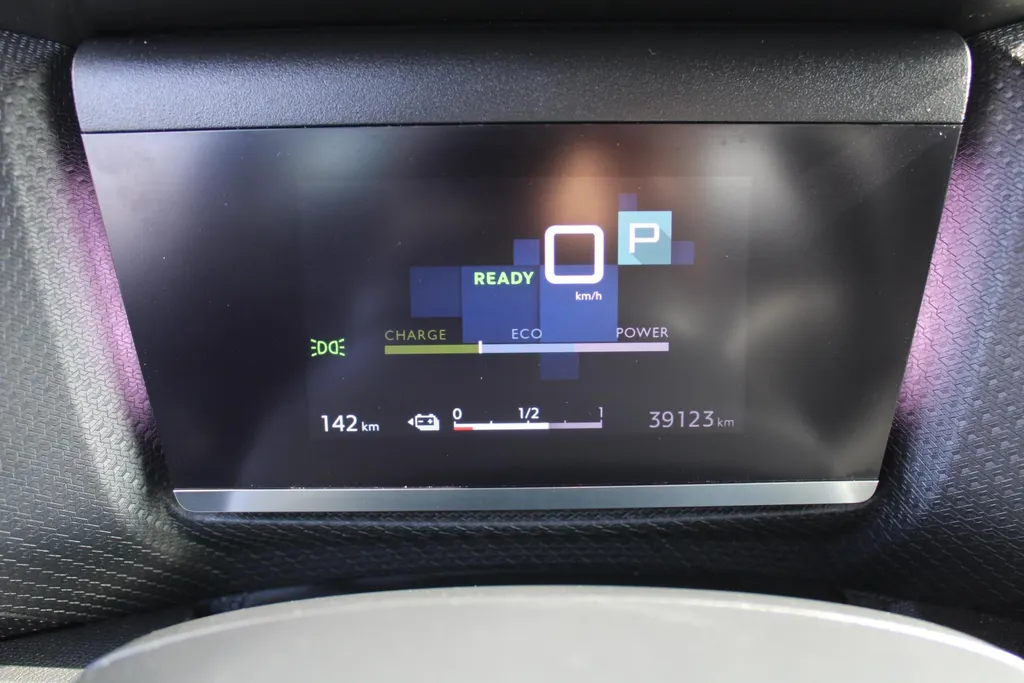 Citroën ë-C4 Shine 50 kWh | Airco | Cruise | Navi | Keyless | Trekhaak | LM Velgen | Heads Up Display | Stoelverwarming |