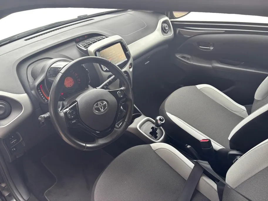 Toyota Aygo 1.0 VVT-i x-play | Airco | Achteruitrijcamera | Apple carplay / Android auto |