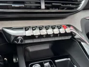 Peugeot 5008 1.2 Hybrid 136 GT 146PK AUTOMAAT | 7-persoons | Cruise Control | Climate Control | Schuif- kanteldak | 360 camera | Parkeersensoren rondom |
