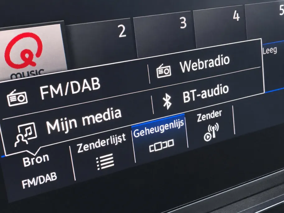 Volkswagen T-Roc 1.5TSI/150PK R-Line Black Style · Panoramadak · Apple/Android Car Play · Camera + Parkeersensoren · Stoelverwarming ·  Garantie t/m 07-08-2027