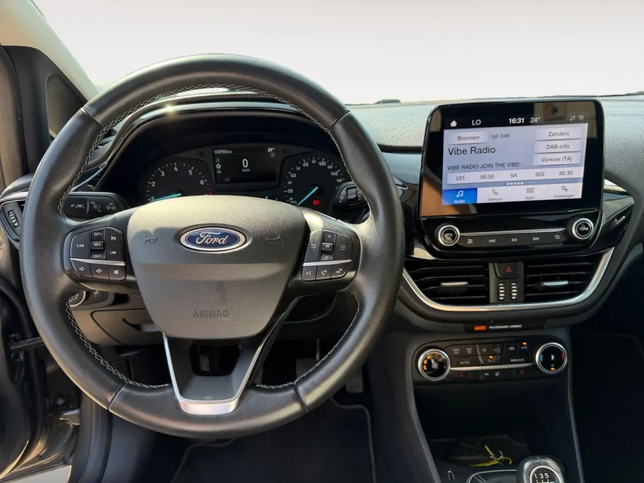 Ford Fiesta 1.0 EcoBoost Titanium | Dealer onderhouden | Winter pack | Parkeersensor achter | Apple carplay & Android auto | Navigatie via carplay | Cruise control | Elektr. inklapbare buitenspiegel | Privacy glas |