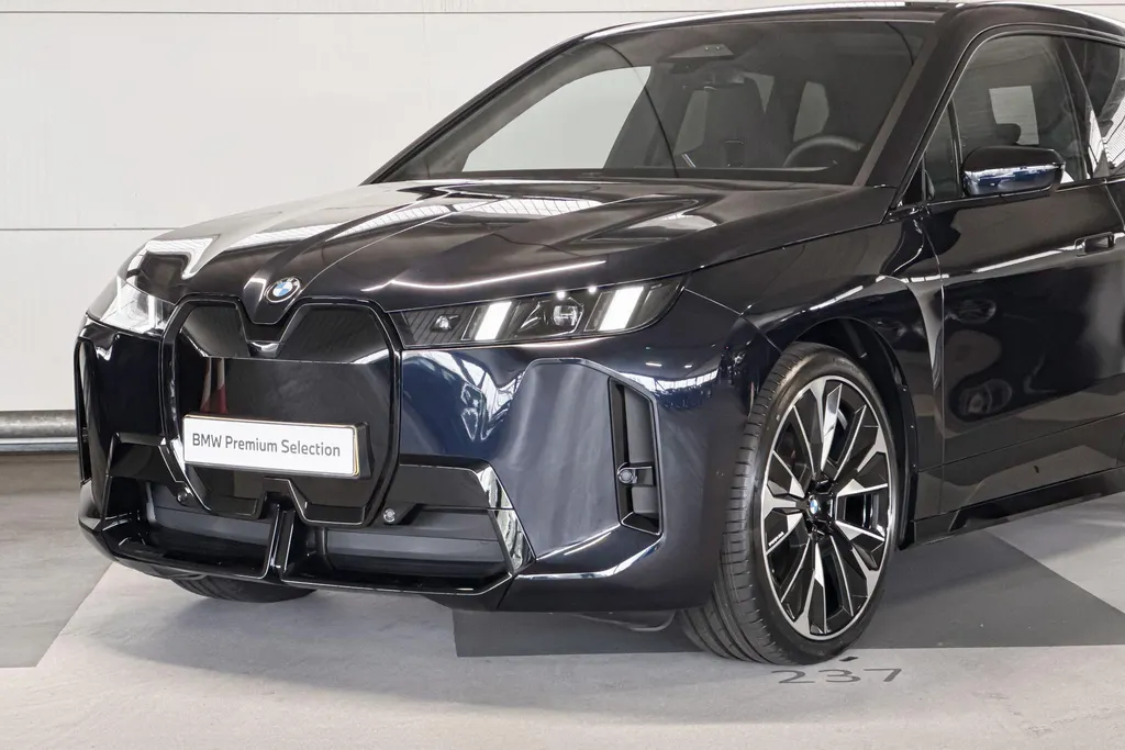 BMW iX xDrive45 101 kWh