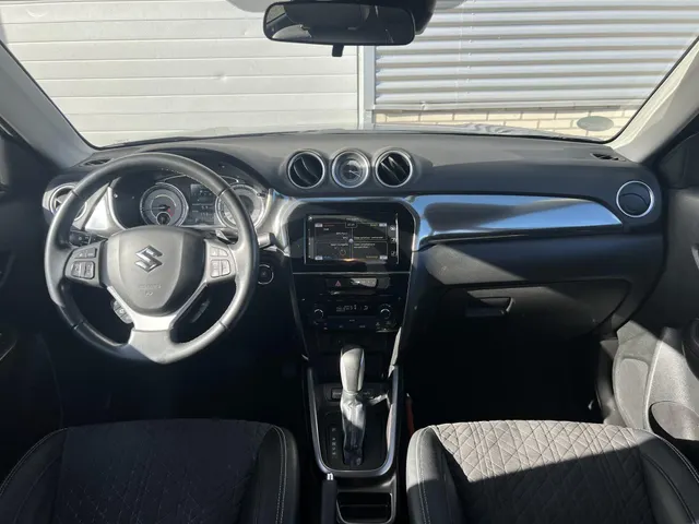 Suzuki Vitara 1.4 Boosterjet Style Smart Hybrid Automaat | Trekhaak | Apple Carplay & Android Auto | Climate Control | Adaptieve Cruise Control