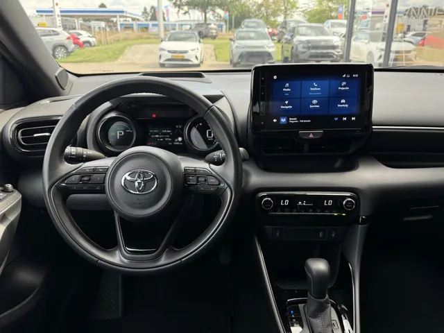 Toyota Yaris 1.5 Hybrid Executive Bi-Tone | PDC V+A | HUD