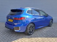 BMW 2 Serie Active Tourer 220i AUTOMAAT | Sensoren | Navigatie | Cruise | 360 Camera | Head-up display | Elektrisch verstelbare stoel | Apple Carplay/Android Auto