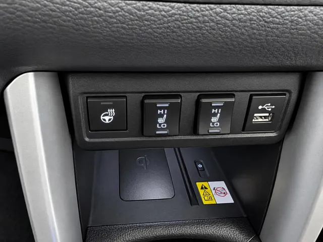 Toyota Corolla Cross 2.0 HP Hybrid Launch Edition | Panoramadak | All Seasons