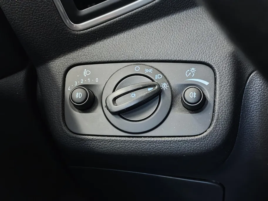 Ford Kuga 1.5 Titanium - 2.000 kg trekgewicht - TREKHAAK - VOORRUITVERWARMING - PARKEERSENSOREN V+A