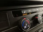 Volkswagen Bedrijfswagens Transporter 2.0TDi 110pk L2H1 30 · Achteruitrijcamera · Trekhaak · Stoelverwarming · Standkachel · Apple Carplay / Android Auto · Dakdragers ·