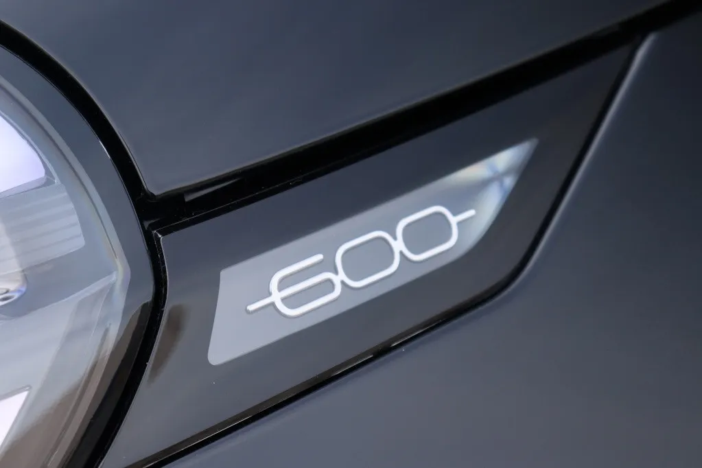 Fiat 600e RED 54 kWh | Carplay | Clima | Cruise | Direct Leverbaar
